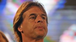 altText(Lacalle Pou respondió a Muñoz y dijo que «por ser daltónico, se equivocaba de ómnibus y se bajaba en Punta Gorda»)}