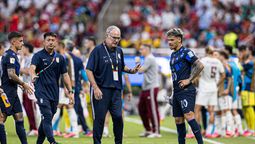 altText(El pedido de los jugadores a Bielsa: reducción de charlas y entrenar todos juntos)}
