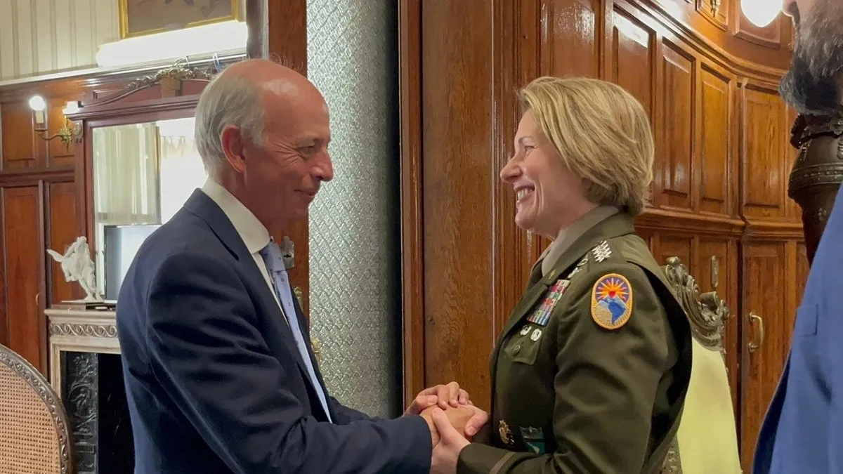 Javier García y Laura Richardson.