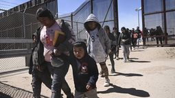 altText(Estados Unidos promulga una nueva norma migratoria)}