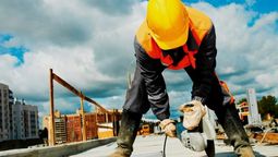 altText(Desempleo bajó casi un punto en agosto y aumentó tasa de empleo)}