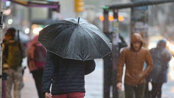 El ingreso de un frente frío deja lluvias, tormentas y un marcado descenso térmico.