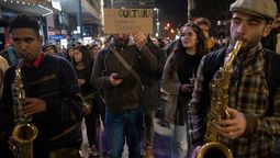 altText(Músicos reclamaron mejores condiciones de trabajo)}