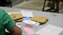 altText(Resultados primarios: El FA lidera en el entorno del 40% y no se aprobaría la reforma)}