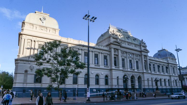 Crece el ingreso de estudiantes pobres a la Udelar, pero persisten desvinculación y brecha social