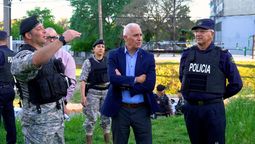 altText(Ministro Carlos Negro acompañó a la Guardia Republicana en operativo en Malvín Norte)}