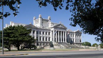 ¿La bienvenida al papa justifica iluminar el Palacio Legislativo?