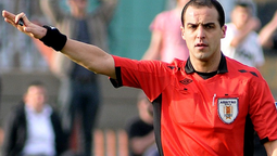 altText(Esteban Ostojich es el árbitro del clásico)}