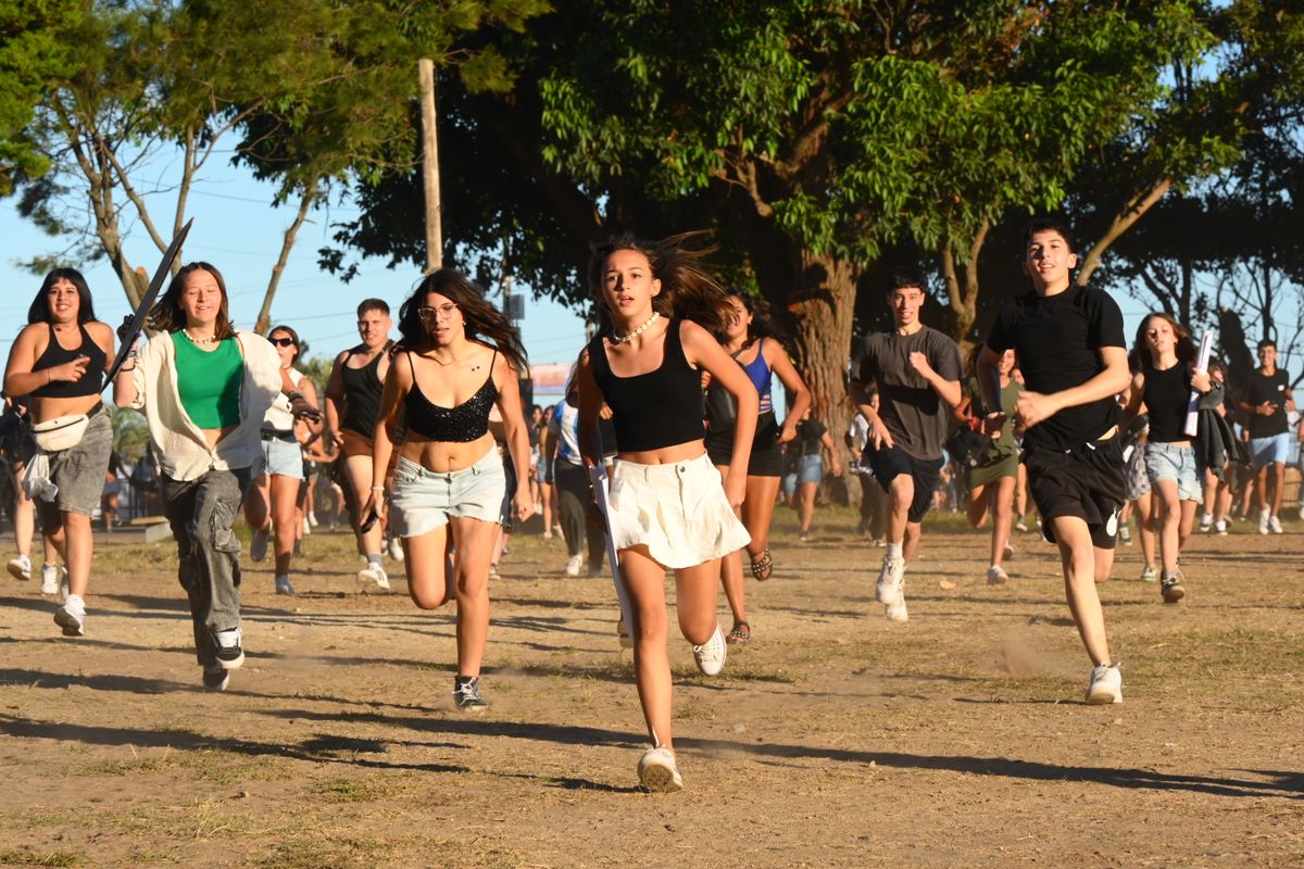 Jovenes ingresando al festival Canelones Suena Bien.