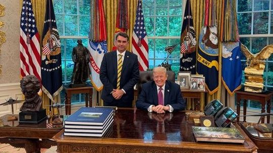 Flávio Bolsonaro se reunió con Trump.