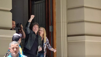 Milei y su hermana abandonan el lugar de votación.