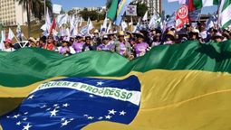 altText(Más de cien mil mujeres indígenas y campesinas marcharon contra Bolsonaro)}