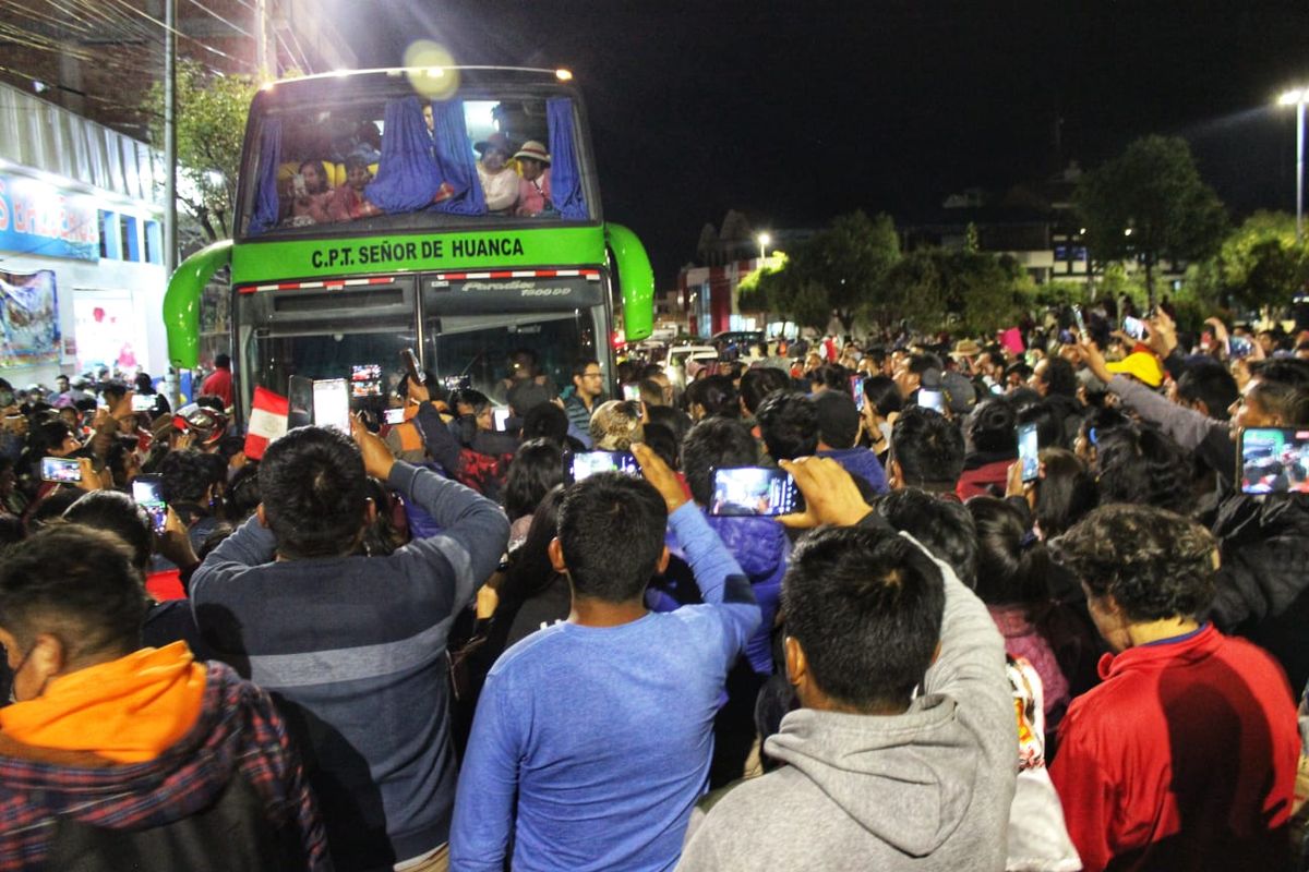 Manifestantes de varias regiones de Perú llegan a Lima para exigir la renuncia de Boluarte.
