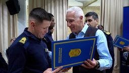 altText(Cadetes policiales fueron reconocidos por su labor durante la alerta roja por frío extremo)}