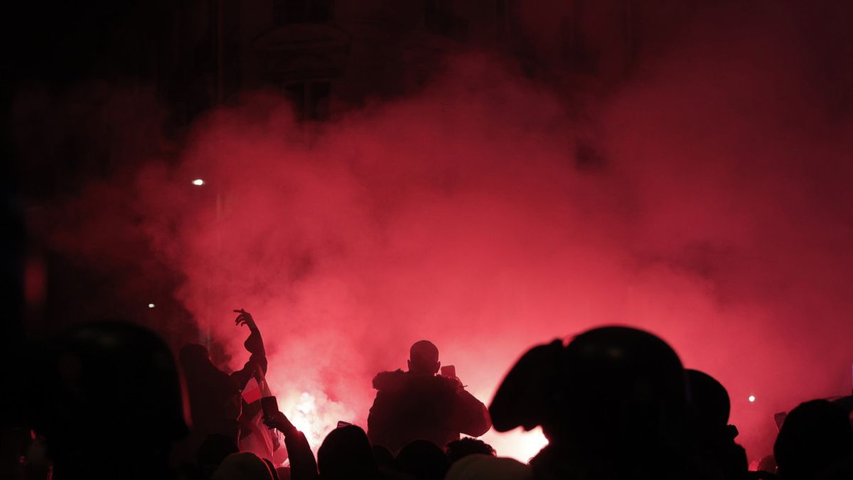 Disturbios entre hinchas franceses y marroquíes tras el pase de Francia a la final del Mundial 2022.