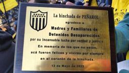 altText(Hinchada de Peñarol homenajeó a Madres y Familiares (Video))}