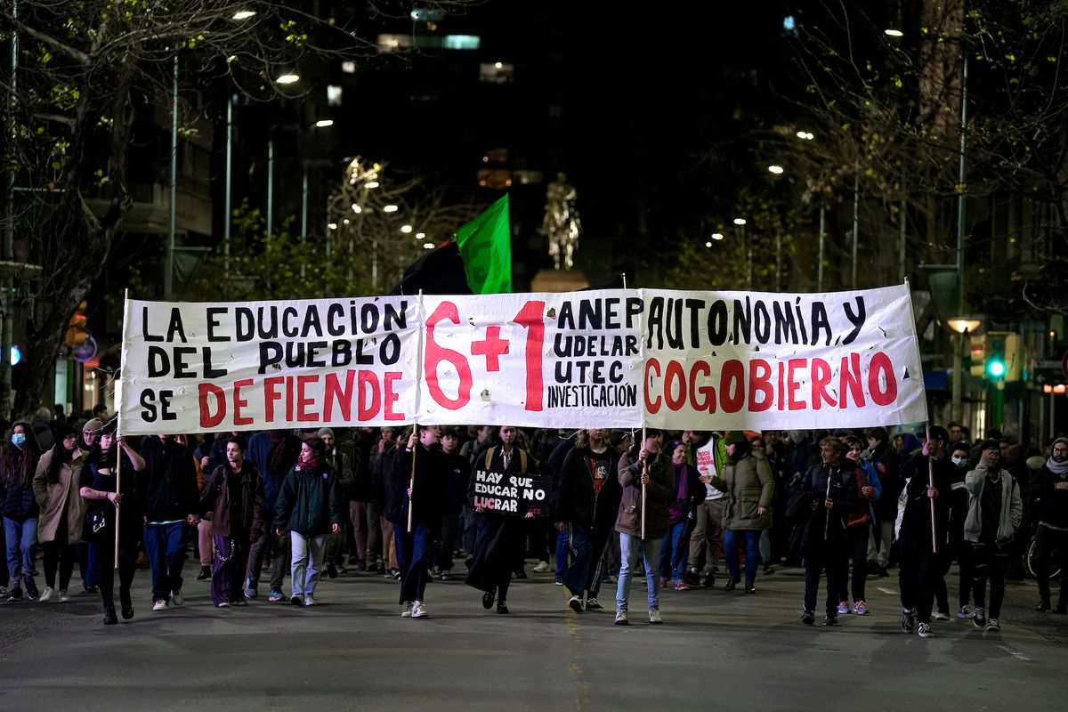 Docentes y estudiantes marcharon contra la reforma educativa