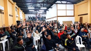 Adeoms en asamblea ayer. El sindicato resolvió denunciar a la Intendencia de Salto ante el Senado y la Organización Internacional del Trabajo. 