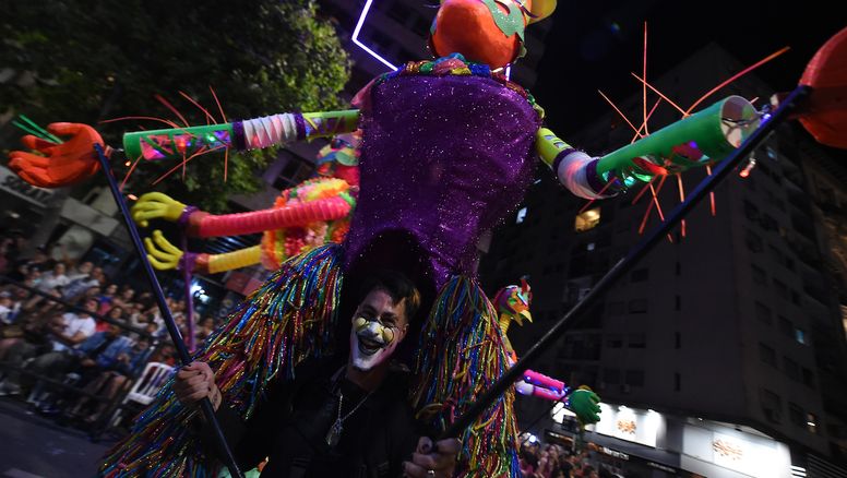 18 de Julio se tiñó de colores y dio inicio al Carnaval