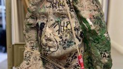 altText(Francia: reapareció el busto de Jim Morrison que fue robado hace 37 años)}