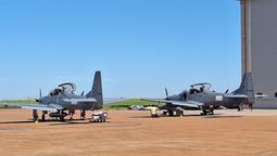 altText(Llegaron al país los dos primeros Super Tucano adquiridos en Brasil por la FAU)}