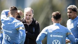 altText(Bielsa mete mano en el equipo para enfrentar a Brasil)}
