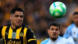 altText(Peñarol fue todo fuerza y sigue puntero)}