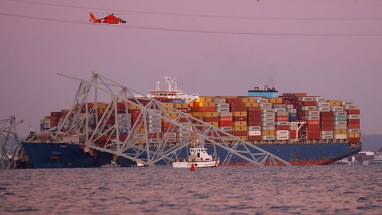 Develan causa del choque del buque contra puente de Baltimore