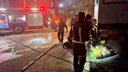 altText(Bomberos trabajan en depósitos de Tienda Inglesa de Punta del Este)}