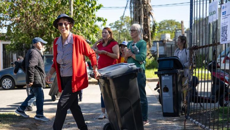Un total de 3.542 familias retiraron sus contenedores intradomiciliarios este sábado en La Teja