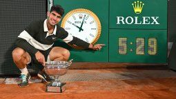altText(Carlos Alcaraz bicampeón de Roland Garros en una remontada épica)}
