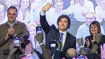 Milei da su discurso en el búnker de La Libertad Avanza, tras conseguir la mayoría parlamentaria en las elecciones