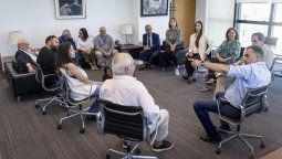 altText(Uruguay repatria ciudadanos desde Medio Oriente: Orsi recibió a delegación que logró regresar)}