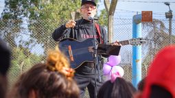 altText(León Gieco brindó un espectáculo para mujeres privadas de libertad)}