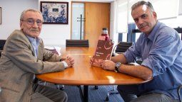 altText(Des-cubrir China: el libro de Daniel Barrios que Orsi entregará al presidente chino)}
