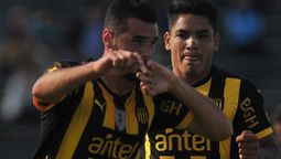 altText(Peñarol le ganó a Danubio y es puntero en el Clausura y la Anual)}