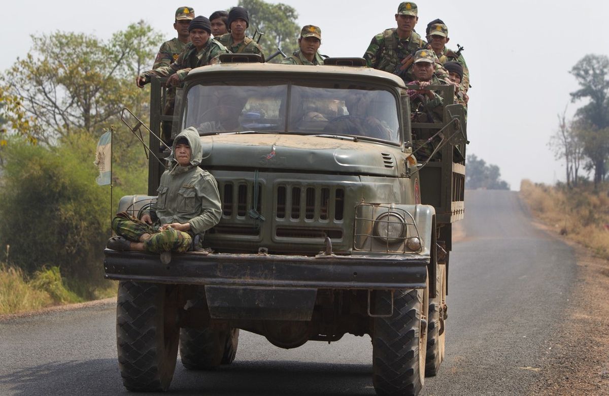 Soldados comboyanos patrullan la frontera.