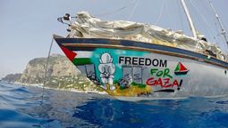 altText(Ya zarpó la flotilla rumbo a Gaza con una bandera uruguaya junto a la palestina)}