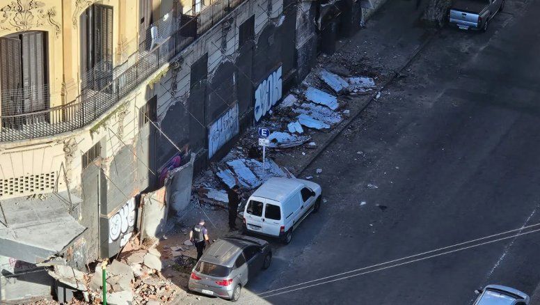 Se derrumbó el frente de un edificio en pleno centro de Montevideo