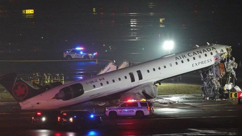 Tragedia: choque entre avión y camión de bomberos deja dos muertos y decenas de heridos