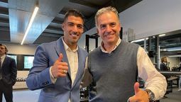 altText(Orsi le dio la bienvenida a Luis Suárez)}