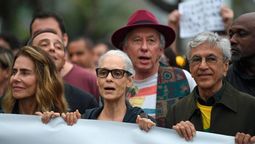 altText(Multitudinaria marcha en defensa del Amazonia y en contra de las políticas ambientales de Bolsonaro)}