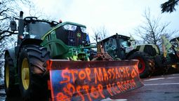 Más de 300 tractores ingresaron a París en una nueva jornada de protestas del sector agropecuario de varios países europeos contra el acuerdo&nbsp; UE / Mercosur.